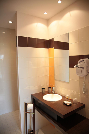 Bathroom 3, Logis Hotellerie Les Brisants , Restaurant J M Perochon, Vendée