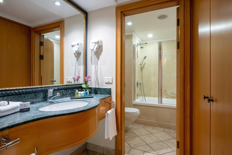 Bathroom 5, Aria