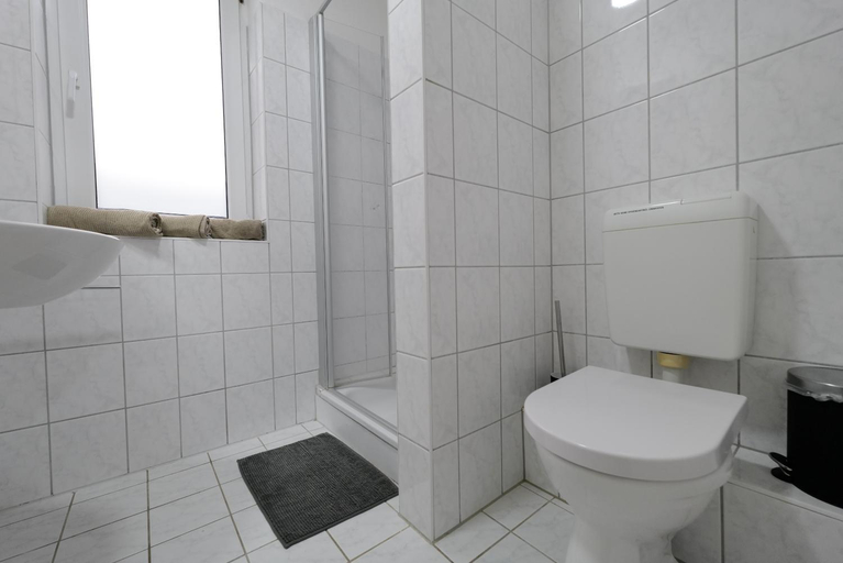 Bathroom 2, HAUSTIERFREI - Ferienwohnungen Meerfarbig Zingst -Glasfaser - Terrasse mit Strandkorb oder Balkon - , Vorpommern-Rügen