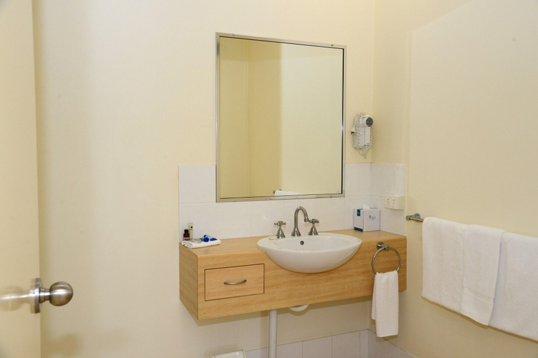 Bathroom 4, Lismore Bounty Motel, Lismore - Pt A