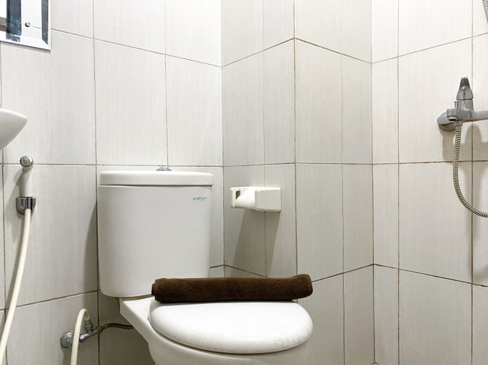 Bathroom 5, Best Homey and Cozy Studio at Monroe Tower Apartment By Travelio, Cikarang