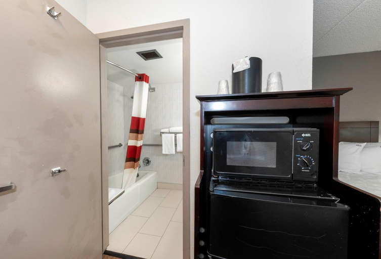 Bathroom 3, Red Roof PLUS+ Woodbridge - Carteret, Middlesex
