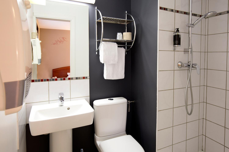 Bathroom 3, Cit'hotel De La Marne, Hautes-Pyrénées