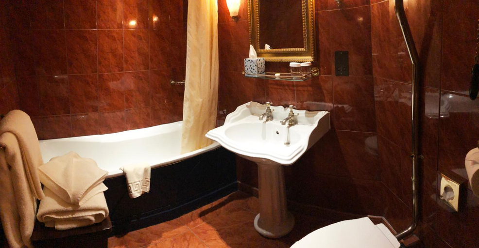Bathroom 3, Coombe Abbey Hotel, Warwickshire