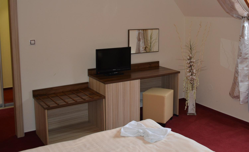 Bedroom 2, Hotel Koruna, Beroun