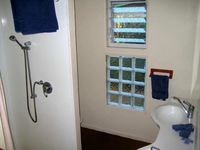 Bathroom 3, Raina Beach Apartments & Houses, Rorotonga