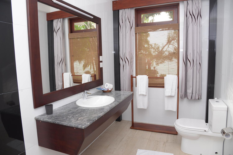 Bathroom 5, River Side Inn Fuji, Bentota