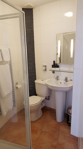 Bathroom 4, Castle Limes Hotel, Warwickshire