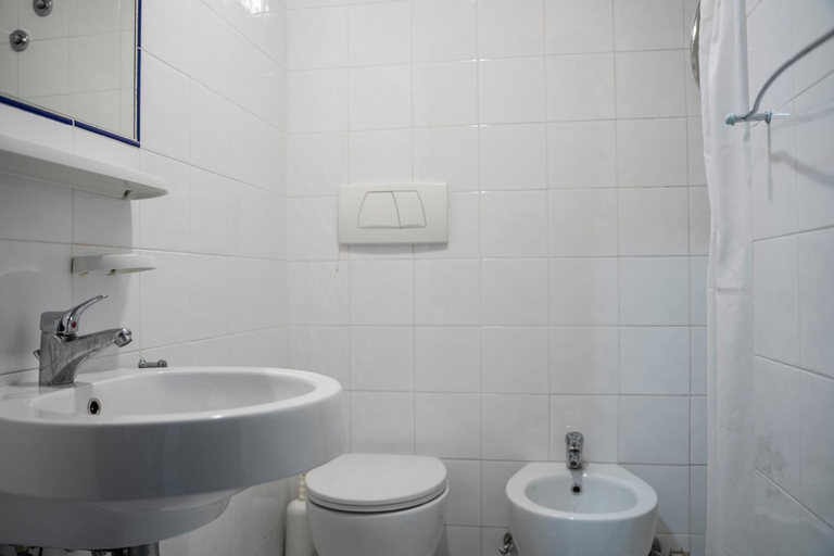 Bathroom 4, Hotel Ferrarese, Rome