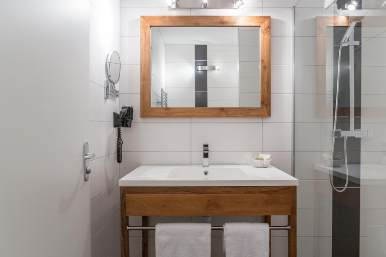 Bathroom, Logis Hotel Restaurant La Citadelle, Gironde