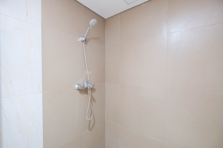 Bathroom 5, Modern Look and Homey Studio Tamansari Bintaro Mansion Apartment By Travelio, Tangerang Selatan