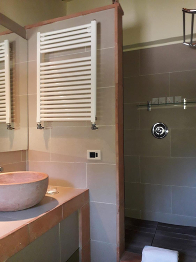 Bathroom 10