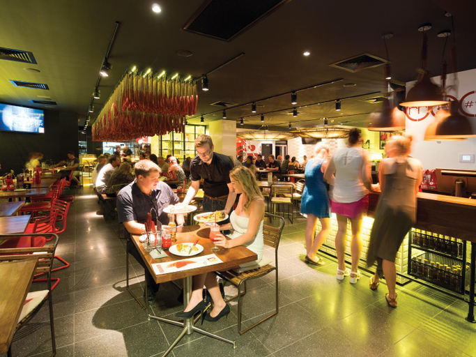 Food & Drinks 5, Oaks Gladstone Grand Hotel, Gladstone