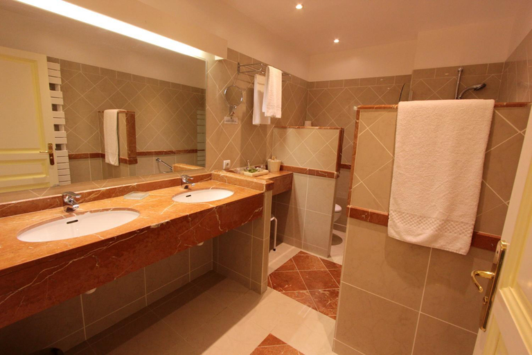 Bathroom 4, Hotel Moderne Et Pigeon, Aude