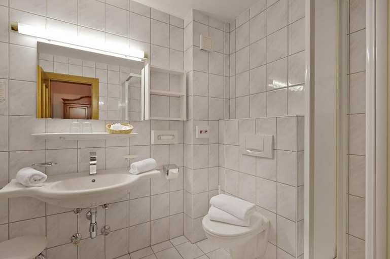 Bathroom 4, Waldheim, Schwaz