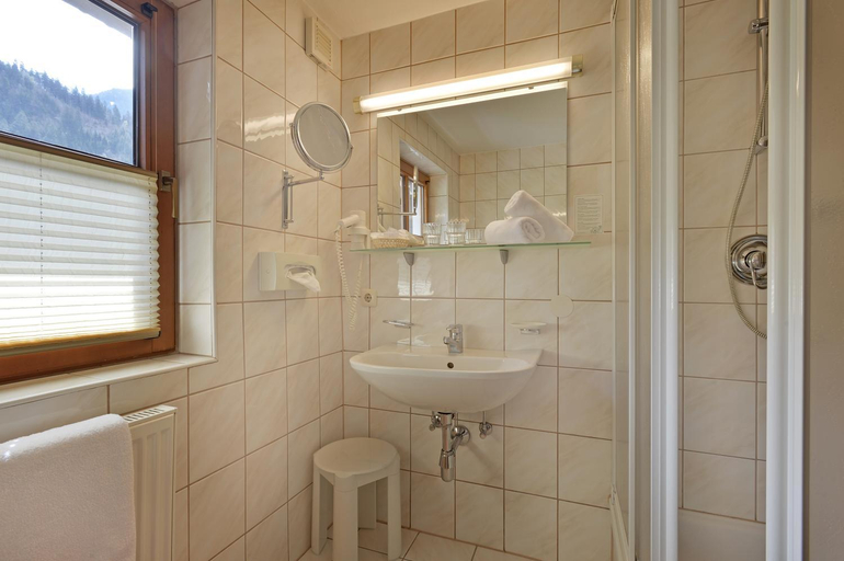 Bathroom 5, Waldheim, Schwaz