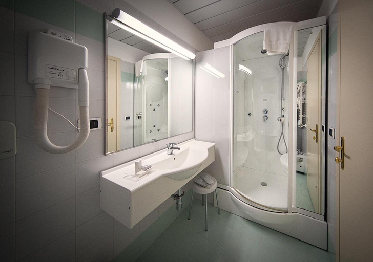 Bathroom, Hotel Ovidius, L'Aquila