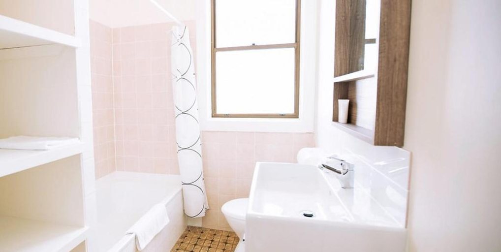 Bathroom 2, Hibiscus Motel, Byron