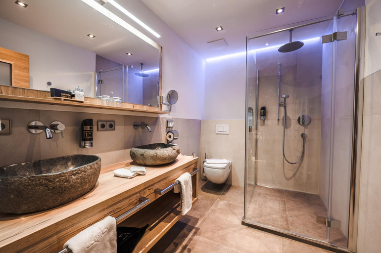 Bathroom 4, Hotel Unterwirt, Traunstein