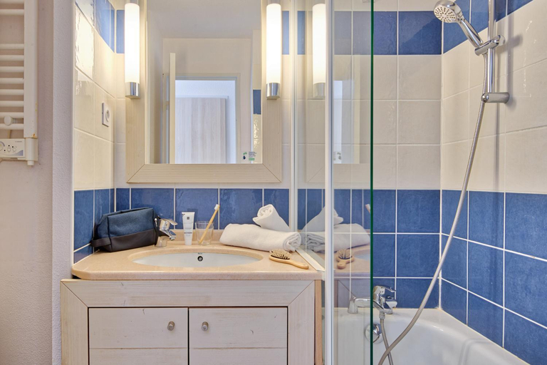 Bathroom 5, Pierre and Vacances La Pinede Residence, Var