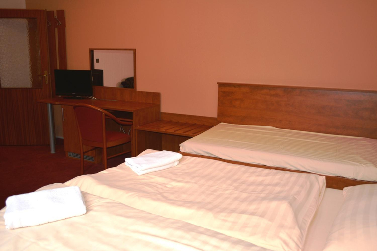Bedroom 2, Hotel Koruna, Beroun