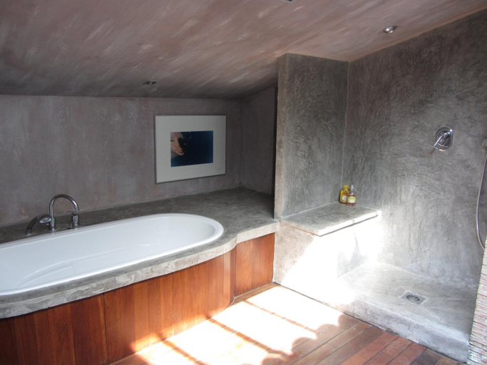 Bathroom 5, Les Rosées, Alpes-Maritimes