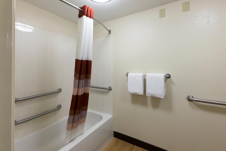 Bathroom 5, Red Roof Inn PLUS+ West Springfield, Hampden