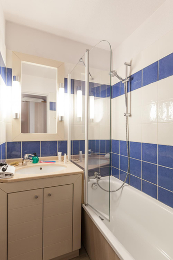 Bathroom 5, Pierre and Vacances La Pinede Residence, Var