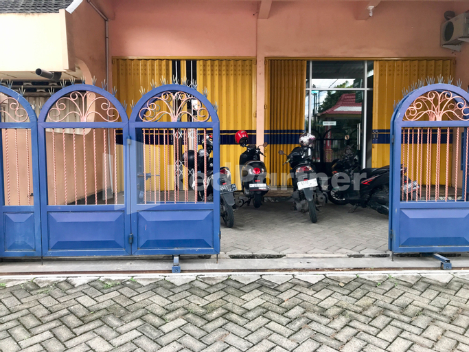 Exterior & Views 2, Joy Homestay Near UMJ Jember Mitra RedDoorz, Jember