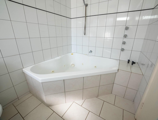 Bathroom 5, The Black Bull Motel, Latrobe - Traralgon