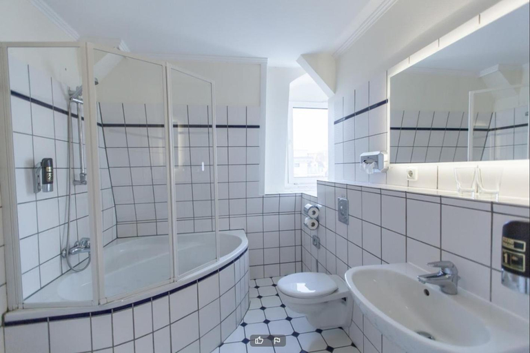 Bathroom 4, Hotel Excellent, Lübeck
