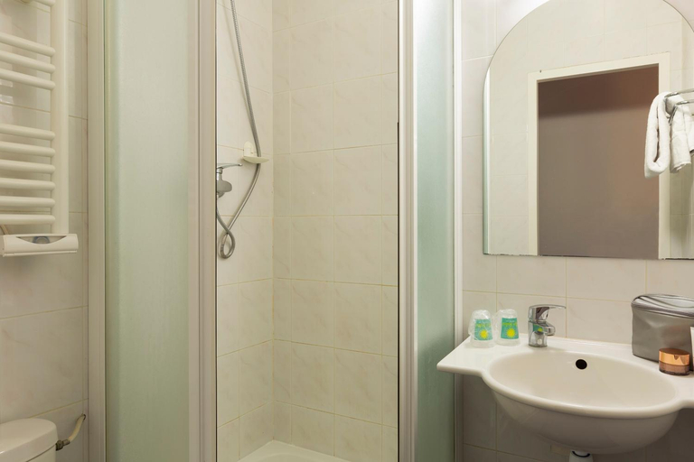 Bathroom 4, B&B HOTEL Colmar Lumiere, Haut-Rhin