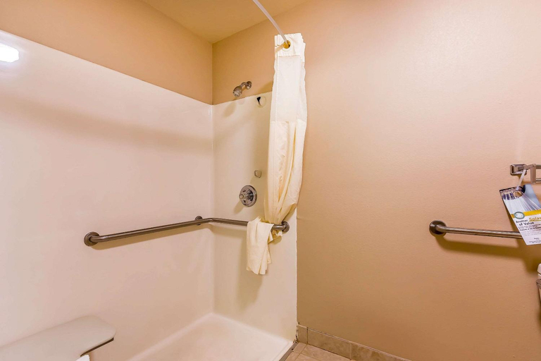 Bathroom 3, Quality Inn & Suites Chesterfield Village, Greene