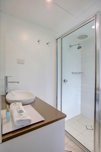 Bathroom 4, Beachpark Holiday Apartments, Coffs Harbour - Pt A