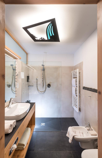 Bathroom 4, Abinea Dolomiti Romantic Spa Hotel, Bolzano
