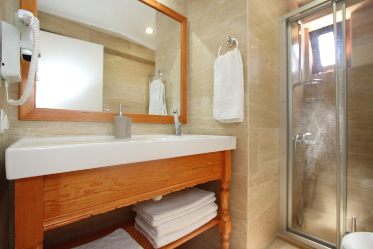 Bathroom 3, Ayka Hotel, Ula