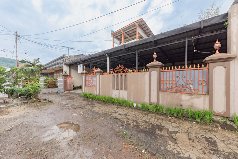 Exterior & Views 2, RedDoorz Syariah near Alun Alun Sumedang, Sumedang