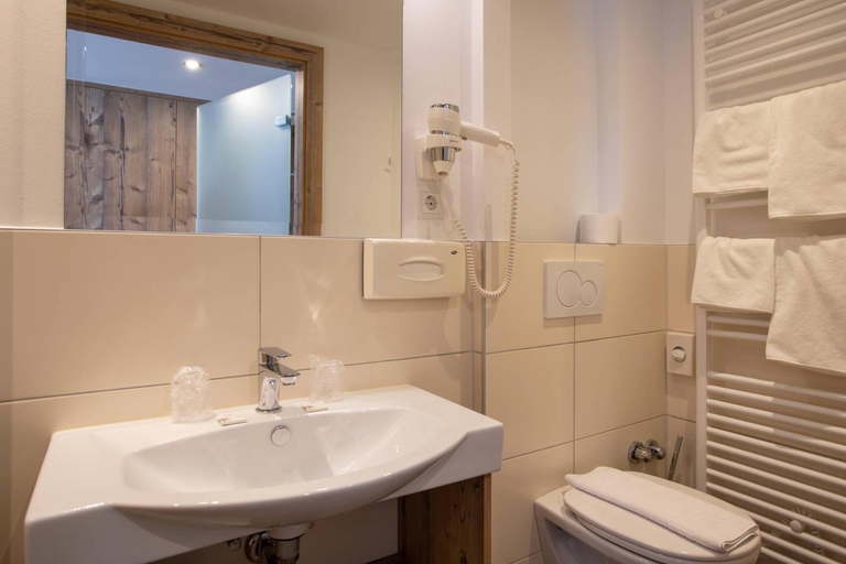 Bathroom 3, Hotel Bergland Superior, Imst