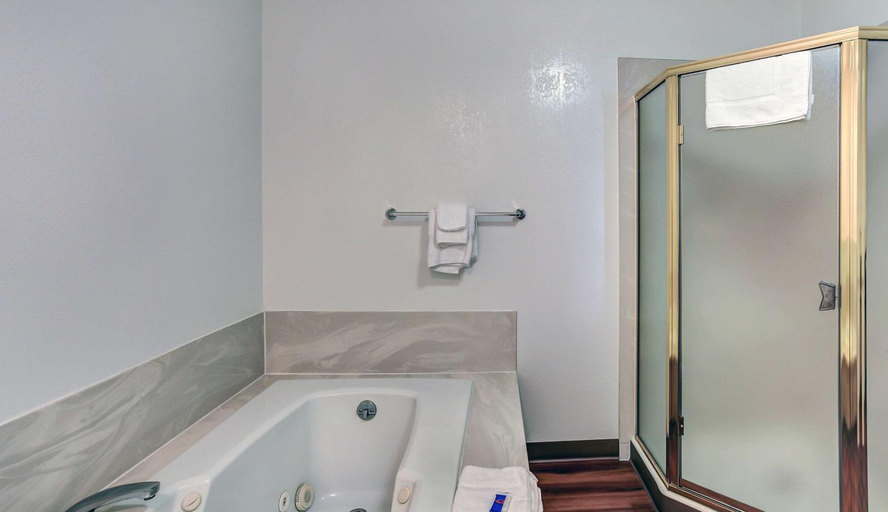 Bathroom 4, Motel 6 Coos Bay, Coos