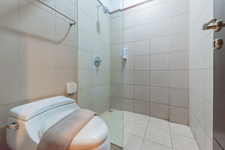 Bathroom 4, RedDoorz Plus @ Cipaganti Street 3, Bandung