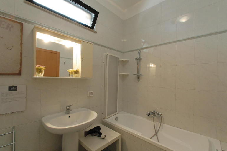 Bathroom 2, Giardino dei Frutti, Bari