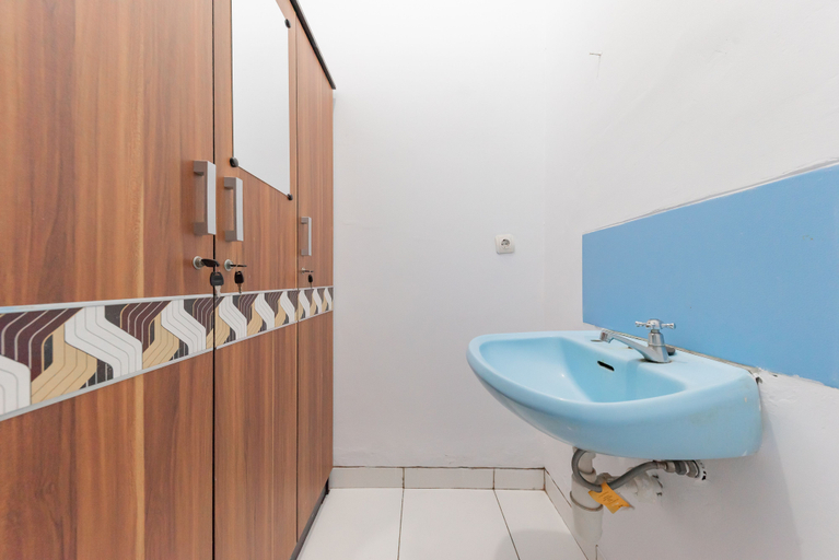 Bathroom 3, RedDoorz Syariah near Alun Alun Sumedang, Sumedang
