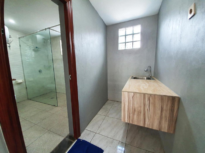 Bathroom 18