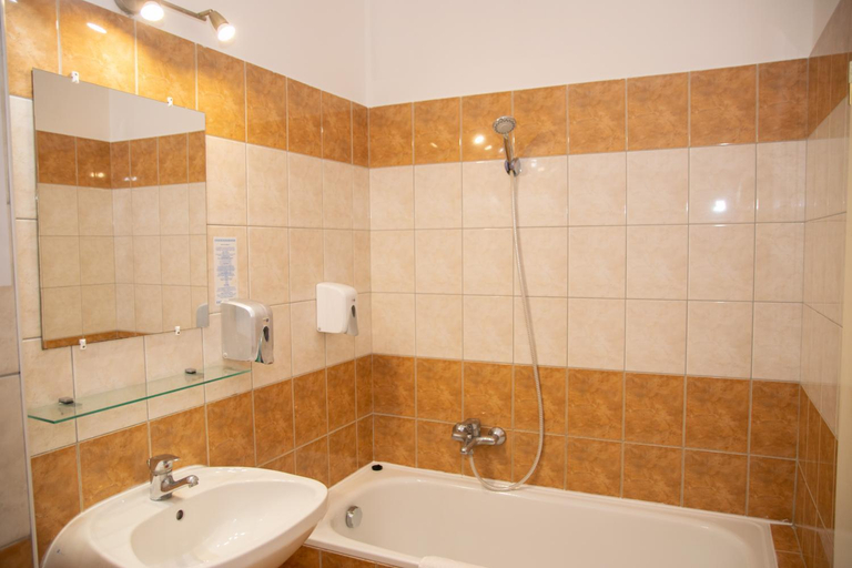 Bathroom 4, Triple M Hotel, Budapesti