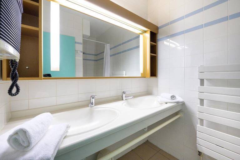 Bathroom, Village Club Les Balcons des Pyrénées, Haute-Garonne