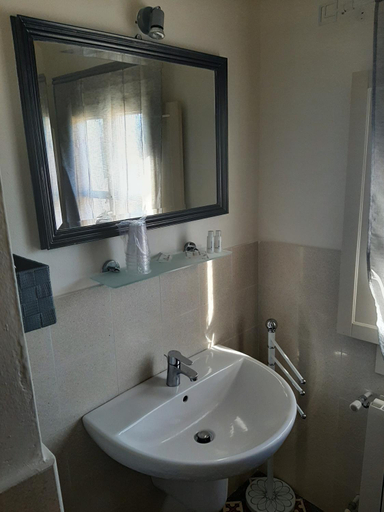 Bathroom 5, Principe Calaf 3, Lucca