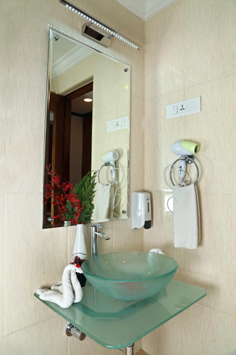 Bathroom 4, Gokulam Park Hotel And Convention Centre, Ernakulam