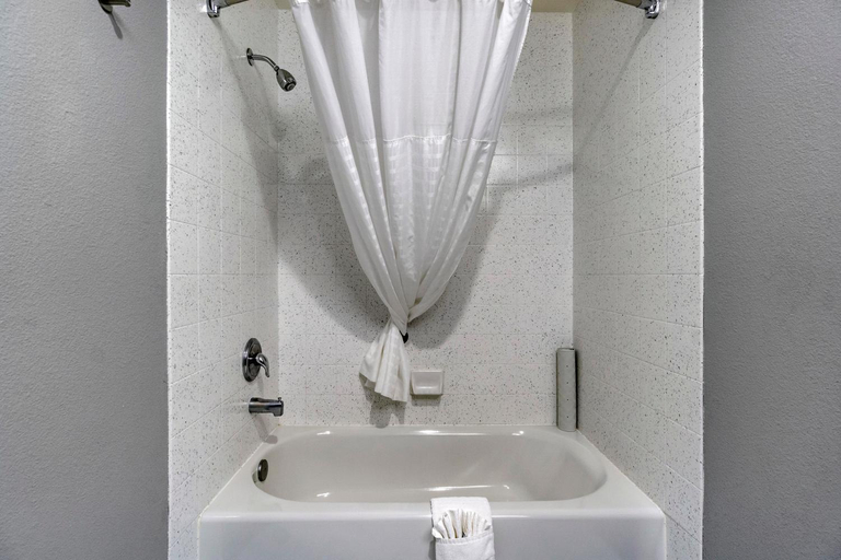 Bathroom 5, Comfort Inn Kent - Seattle, King