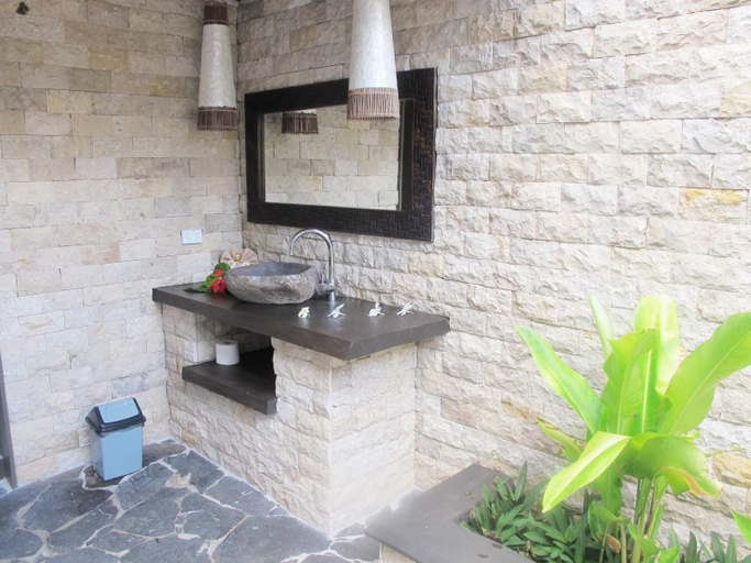 Bathroom 5, Mantaray Island Resort, Ba