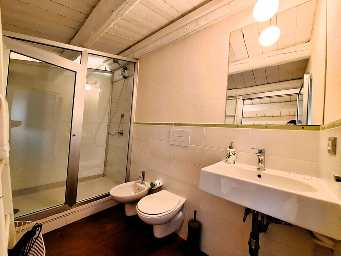 Bathroom 4, Casa Aretusa, Syracuse
